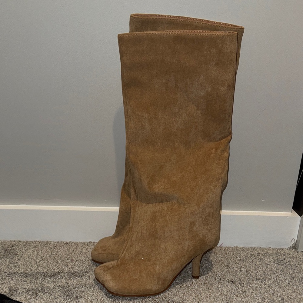 Women's Knee-High Suede Boots in Brown